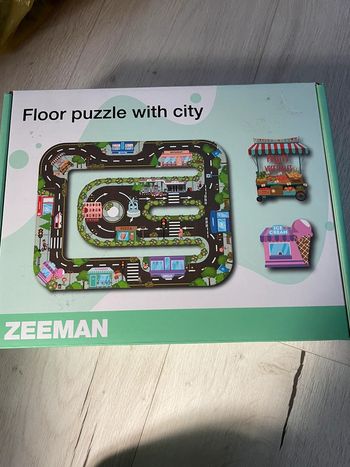 Puzzle circuit avec accessoires et 2 voitures