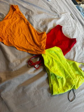 Lot tops courts ( sans le haut rouge) XS