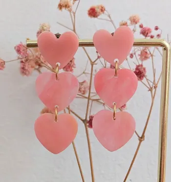 Boucles d'oreilles pendantes triple coeur rose paillettes