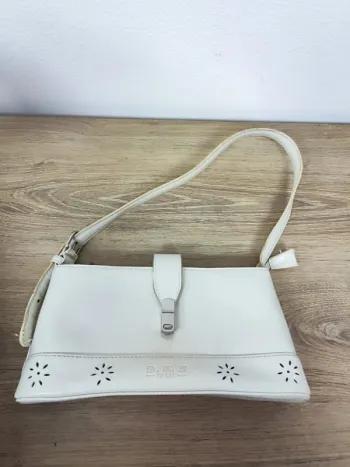 Sac porté épaule blanc D.N.L paris, bon état mais tâché à l'intérieur