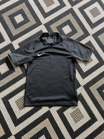 T shirt Nike dri-fit taille M enfant