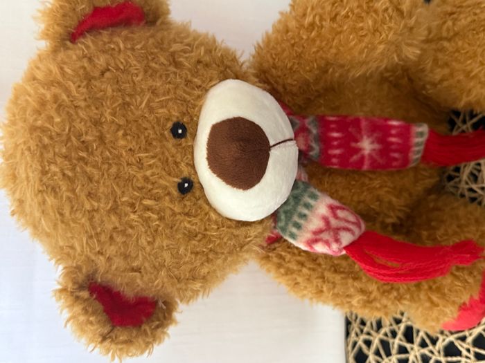 Ours assis couleur caramel avec echarpe polaire peluche doudou 3pagen 32cm - photo numéro 5