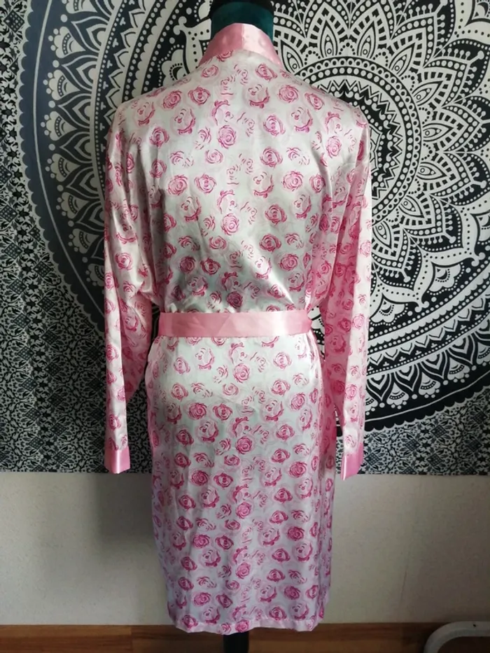 Peignoir vintage en satin rose avec motifs fleurs roses ceinture et poches / nuit chinée / (42-44) - photo numéro 5