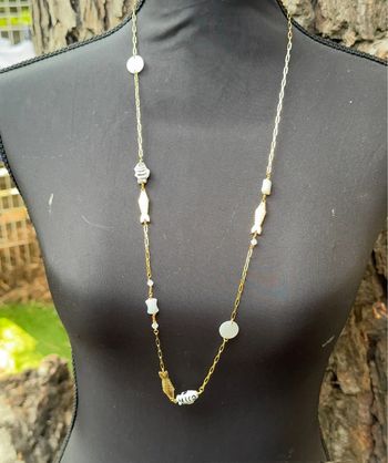 Sautoir mailles larges breloques poissons acier inoxydable or et porcelaine breloque nacrées