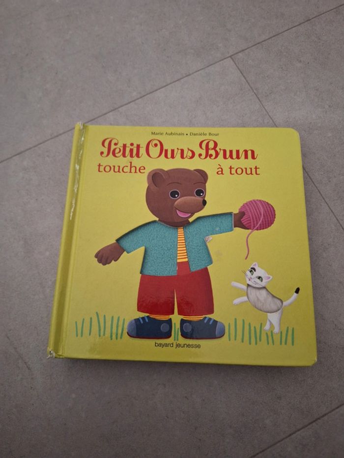 Livre Petit ours brun touche à tout