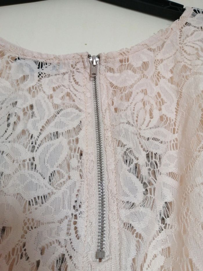 Voici un haut beige/rose clair en dentelle dans le dos taille M marque G-maxx - photo numéro 11