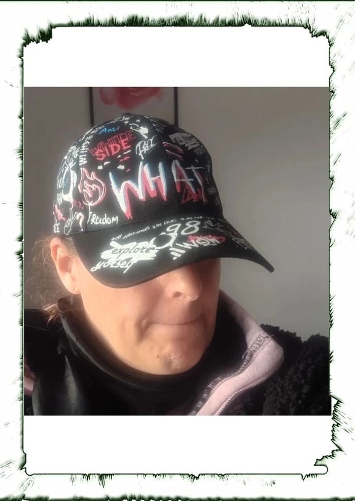 Casquette multicolore avec des inscriptions dessus et réglable - photo numéro 6