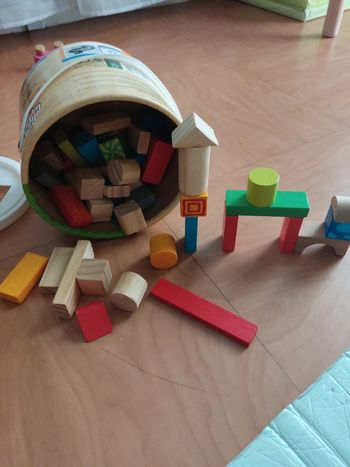 Seau de bûchettes et formes en bois
