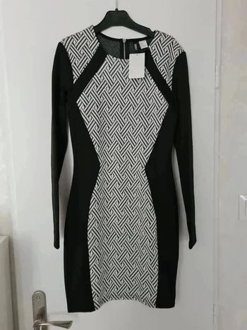 Robe moulante graphique noire et blanche H&M neuve avec étiquette taille 36