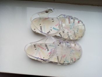 Sandalles plastique T28