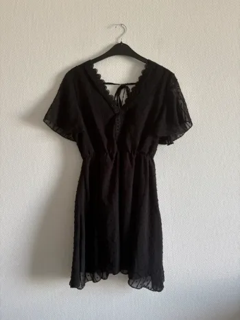 Robe noire à pois noire