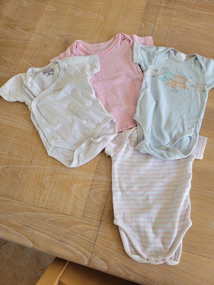 Lot 4 bodies manches courtes