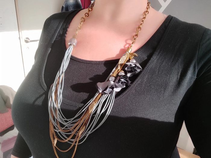 Collier long fleur neuf