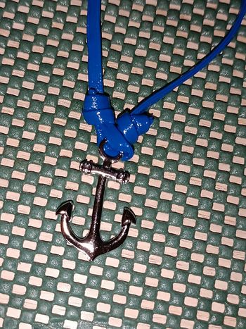 🔸Collier en cuir bleu avec encre. Taille unique. Neuf.🔸