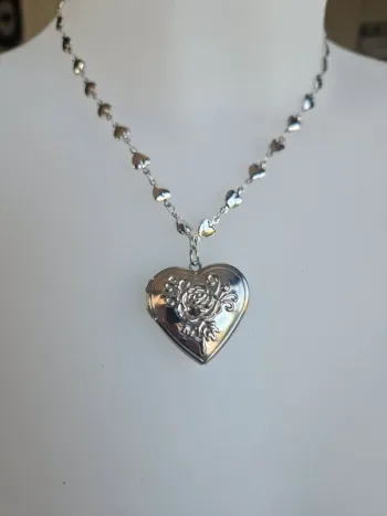 Collier fantaisie argenté pendentif Médaillon coeur avec rose