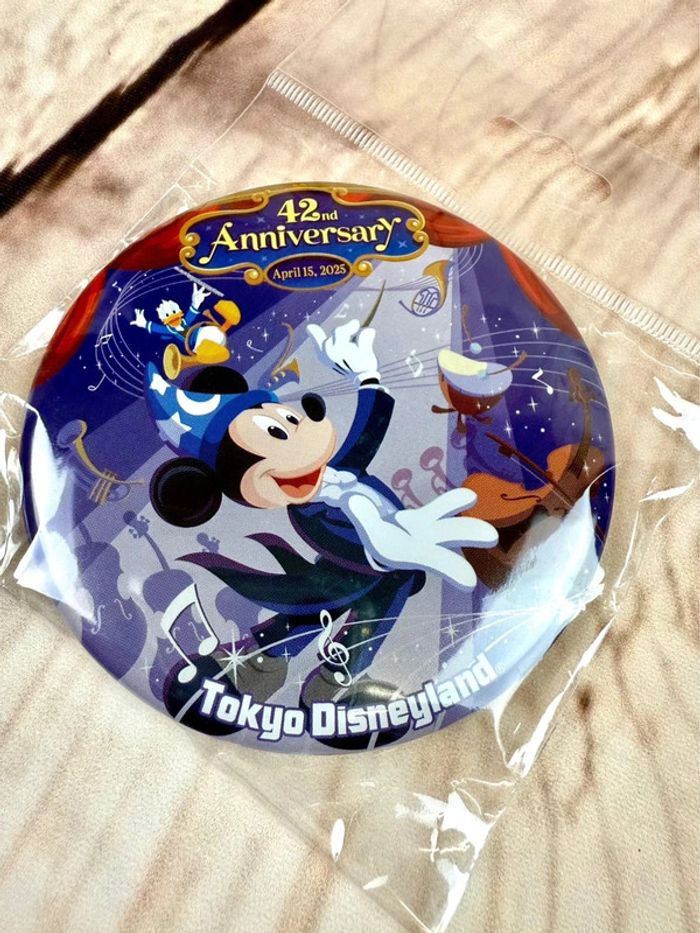 Badge Disneyland Tokyo 42e anniversaire Mickey fantasia orchestre