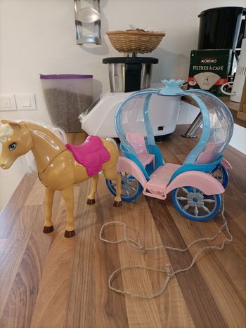 Carrosse barbie cendrillon et un cheval
