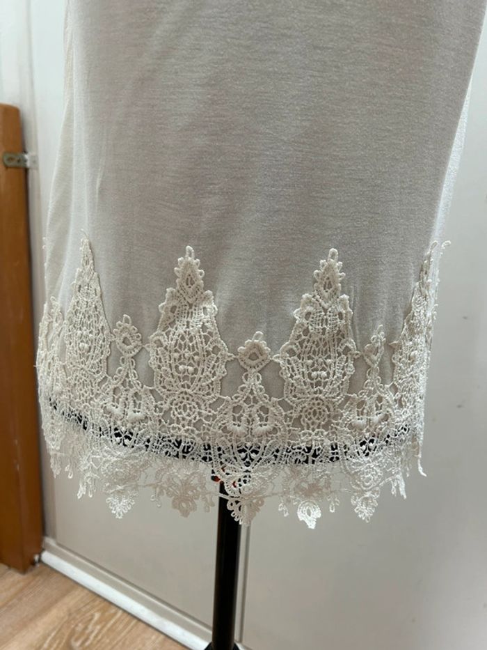 Débardeur blanc cassé avec broderie Kiabi taille 36 - photo numéro 2
