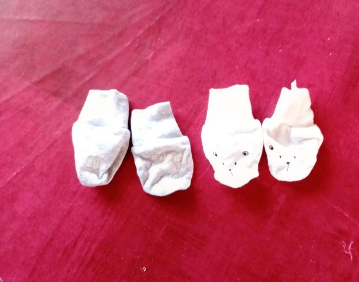 2 paires de gants nouveau né