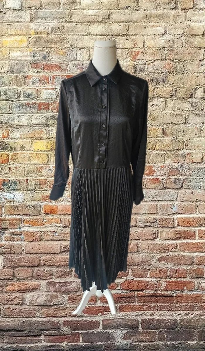 Robe longue plissée satinee noire avec col chemise, exetera, taille 44 - photo numéro 3