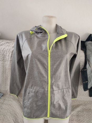 #kytieSfemme. Veste a capuche manches longues coupe vent taille S