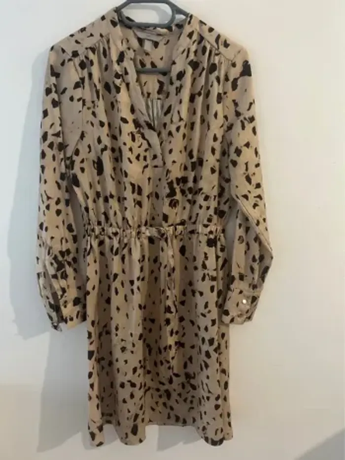 Robe léopard avec ceinture