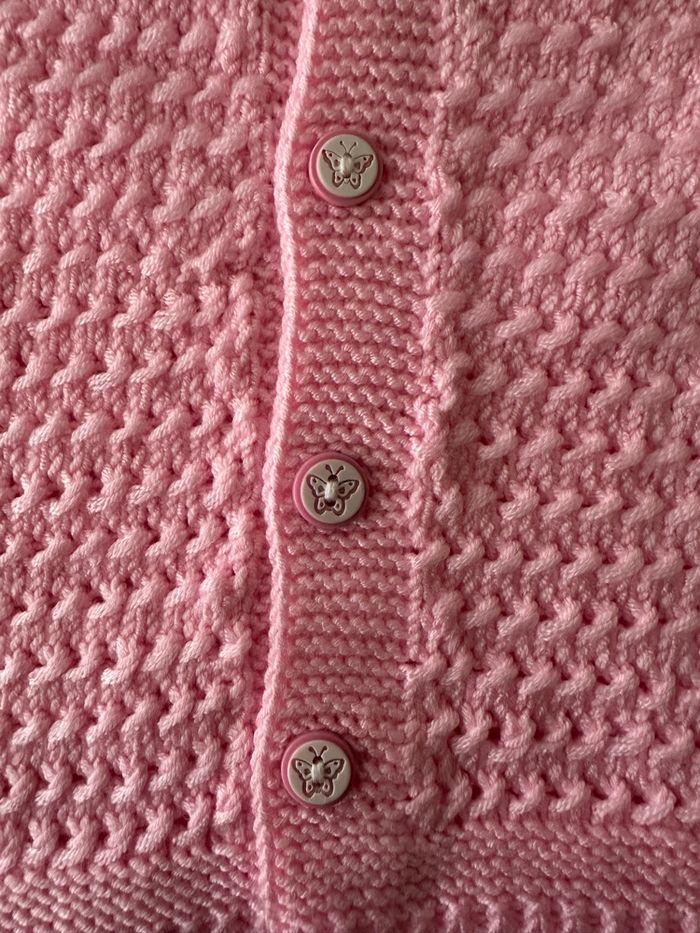 Gilet rose bébé tricoté main - photo numéro 3