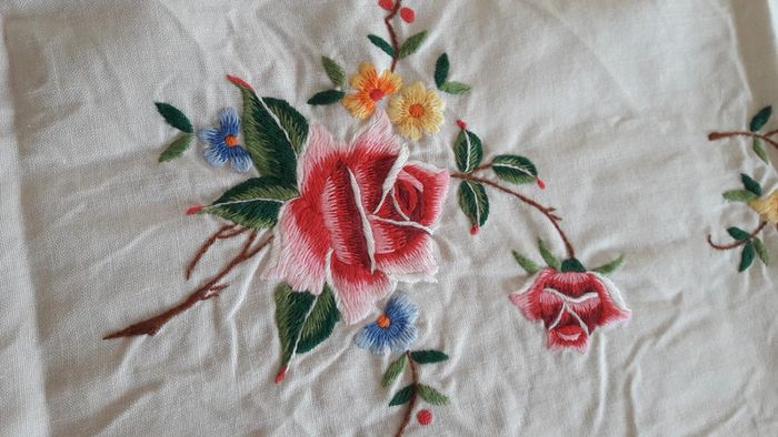 Linge de table : Carré et 4 serviettes de table, blanc avec broderie de fleurs - photo numéro 6