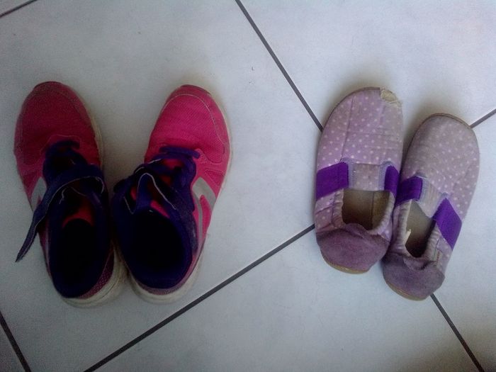 Lot de 4paires de chaussures t33(botte de neige,chaussons de gym baskets et chaussons) - photo numéro 3