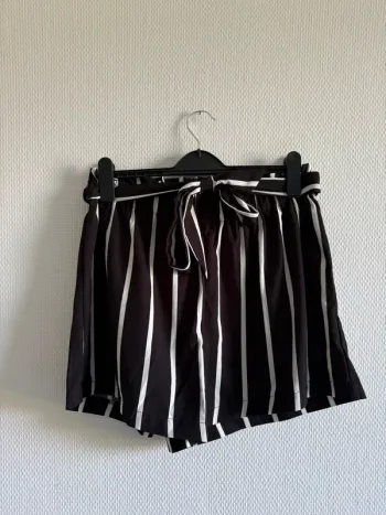 Short noir à rayures blanches - taille L