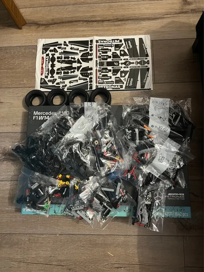 LEGO Voiture Technic Mercedes-AMG F1 W14 E Performance - photo numéro 7