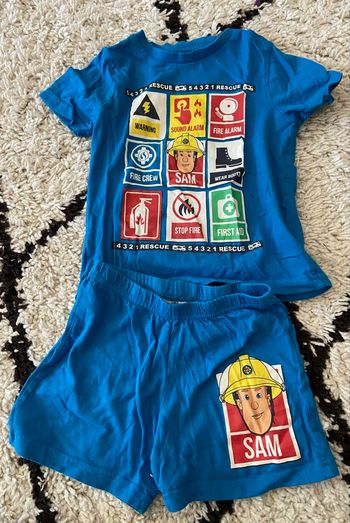 Pyjama short  couleur bleu motif et marque sam le pompier taille 3/4 ans