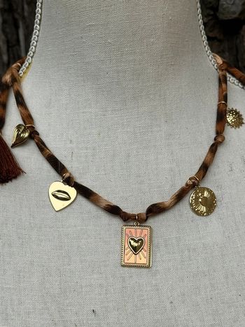 Collier tissu léopard réglable finition Charms cœurs médailles acier inoxydable or