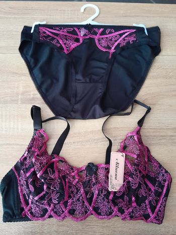 soutien gorge dentelle noire et rose fushia 95C + culotte XL