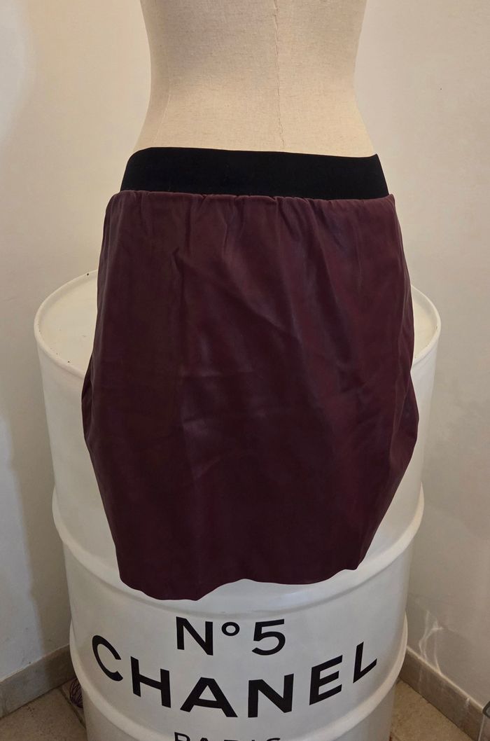 Jupe NAF NAF T.36 – effet cuir bordeaux – taille élastique – chic et tendance – excellent état - photo numéro 5