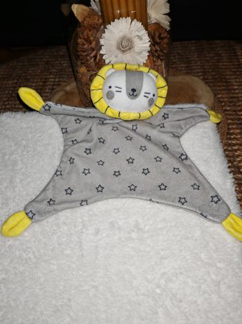 Doudou lion avec grelot