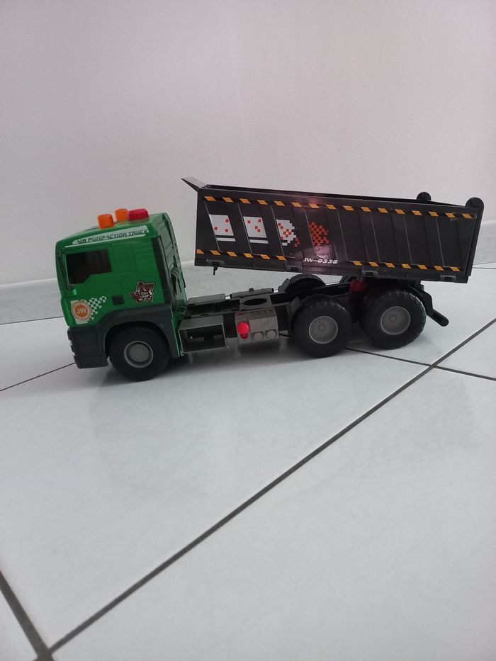 Gros  camion benne de chantier - photo numéro 6
