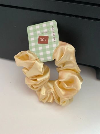 Chouchou matière satinée jaune