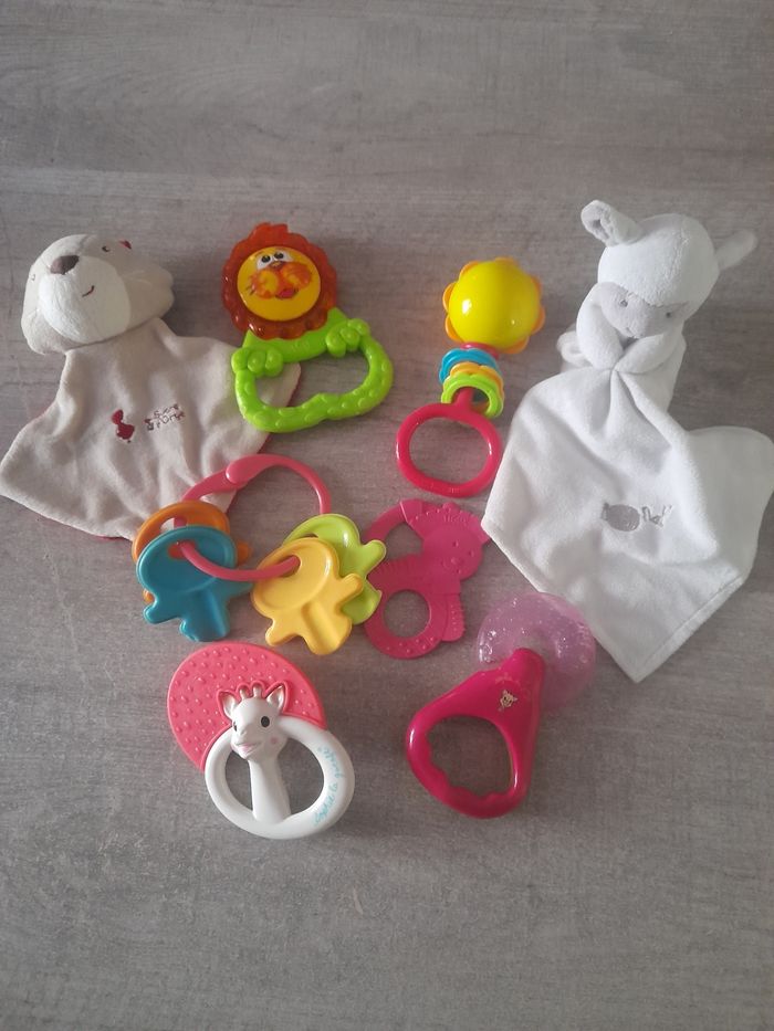 Lot anneaux de dentition et doudous