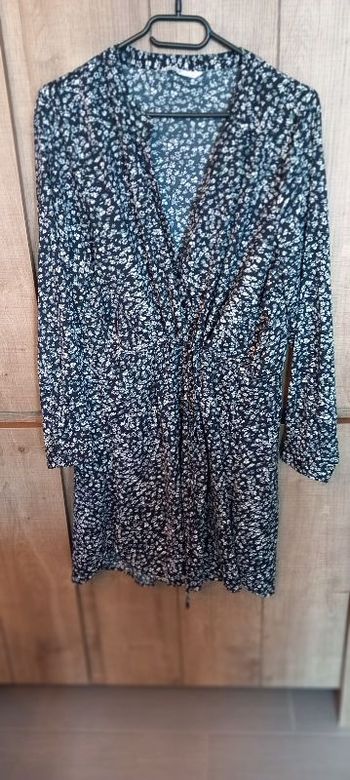 robe noire à petites fleurs blanches