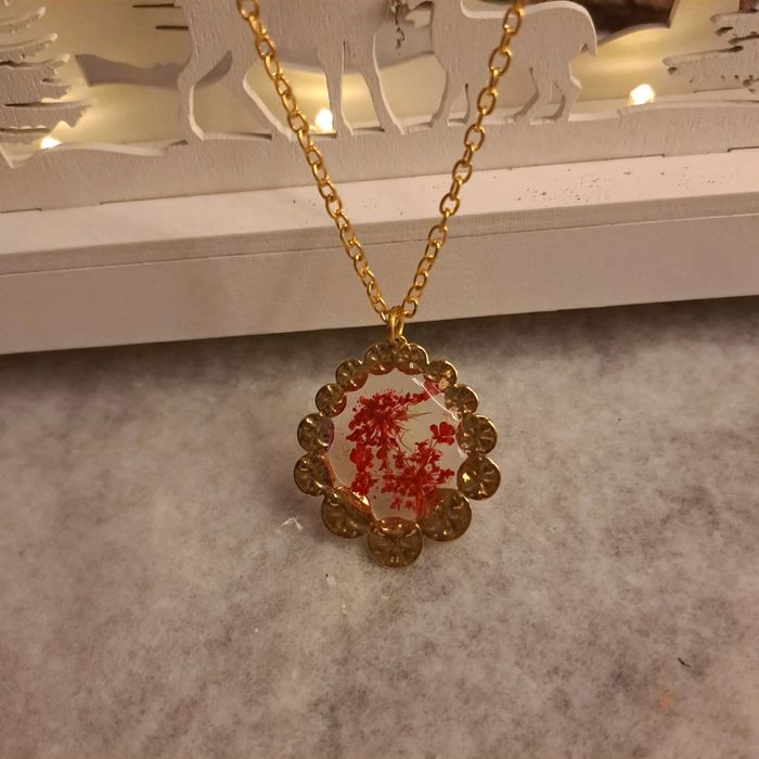 Collier avec pendentif en résine florale - photo numéro 3