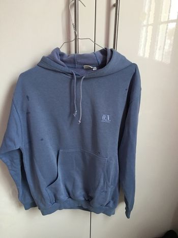 pull bleu avec capuche