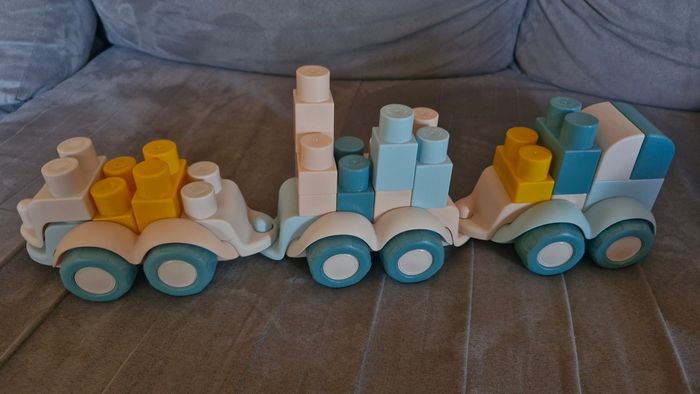 Petit train avec brique de construction