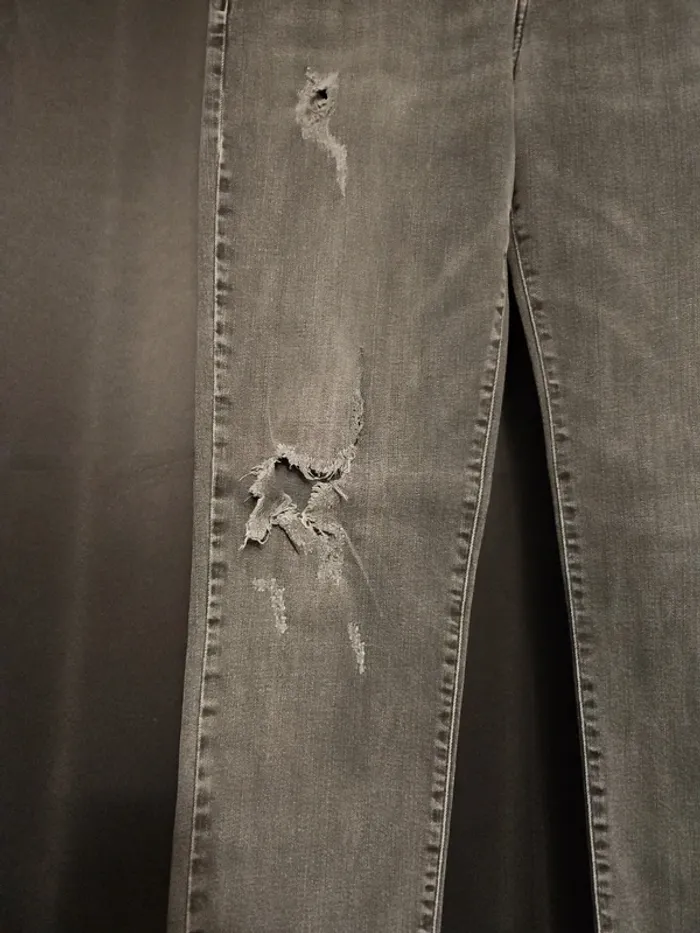 Jeans troué - photo numéro 2