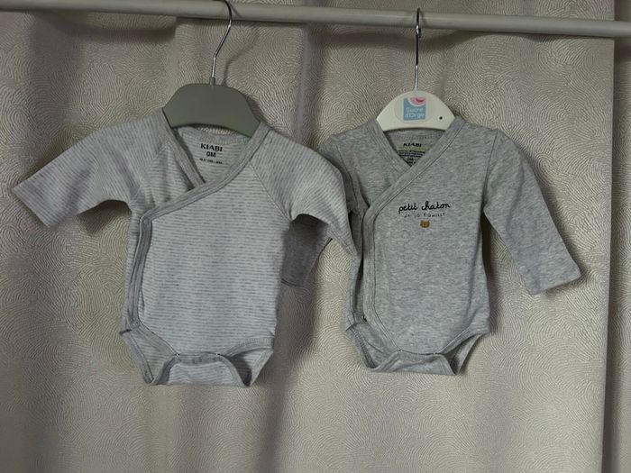 2 body croisés gris naissance Kiabi en parfait état - photo numéro 2