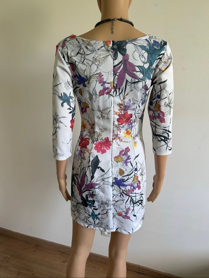 Robe courte blanche et fleurie taille S TBE - photo numéro 5