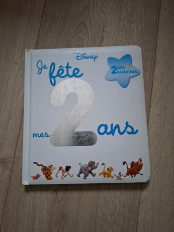 Livre Disney Je fête mes 2 ans en bon état