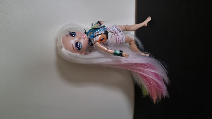 Rainbow High Salon de Beauté - Poupée Amaya Raine - photo numéro 3