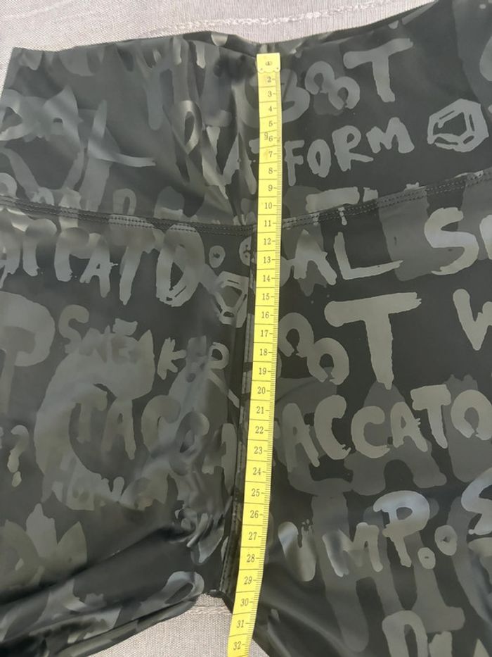 Beau legging simili noir taille haute avec inscriptions effet 3D holographique Neuf - photo numéro 5