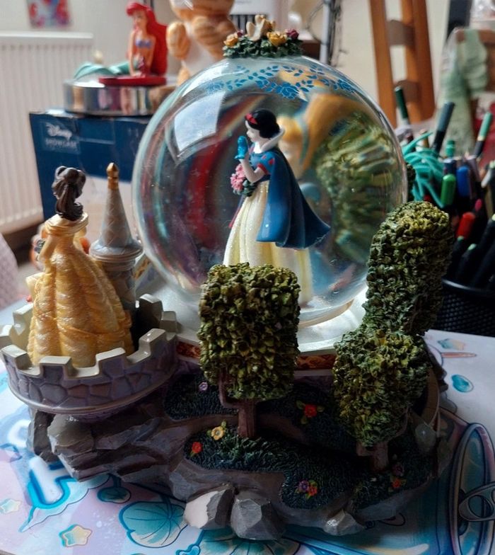 Snowglobe disney disneyland Paris musical princesses - photo numéro 3
